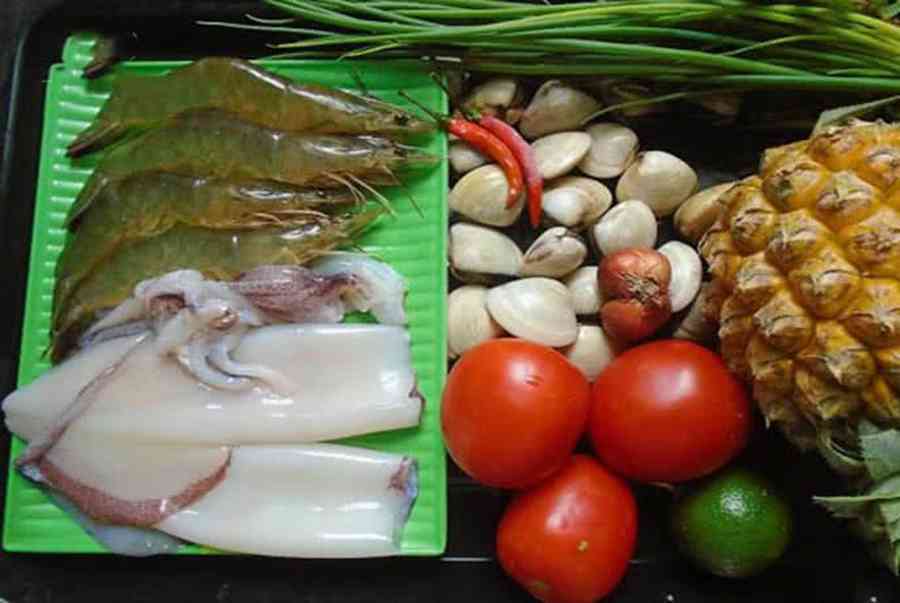 Những nguyên liệu cần chuẩn bị để nấu bún hải sản trong quá trình kinh doanh?
