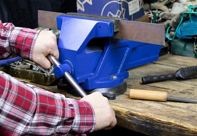 Dụng cụ cầm tay đơn giản trong cơ khí thường được chia thành hai loại chính:  Dụng cụ cắt và bấm ép: Đây là những dụng cụ được thiết kế để cắt, bấm, hoặc định hình các vật liệu khác nhau. Ví dụ bao gồm kéo, búa, kìm, mũi kìm, mũi khoan, ống nước, và nhiều dụng cụ khác để cắt, bấm, hoặc định hình kim loại, gỗ, nhựa và các vật liệu khác.  Dụng cụ tháo và lắp: Loại này bao gồm các dụng cụ được sử dụng để tháo rời hoặc lắp ráp các bộ phận của các thiết bị hoặc máy móc. Ví dụ bao gồm tua vít, đầu tua vít, mỏ lết, ốc vít, bản lề, và nhiều loại khác để mở hoặc tháo ốc, bu lông, và các liên kết khác.  Tuy nhiên, có nhiều loại dụng cụ cầm tay khác nhau trong cơ khí, và sự phân loại có thể được mở rộng tùy thuộc vào các tiêu chí cụ thể hoặc công việc cụ thể mà họ được sử dụng.