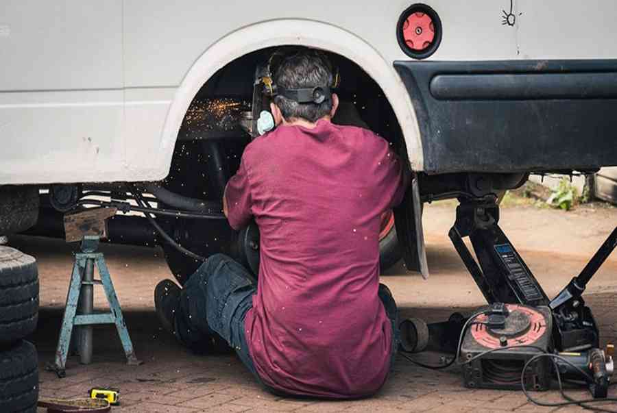 Những hình ảnh vất vả, khó khăn mà người thợ sửa chữa ô tô …